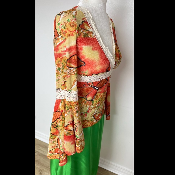 V-neck blouse defining femininity w/its flowery print, lace & flowing sleeves - Picture 11 of 16